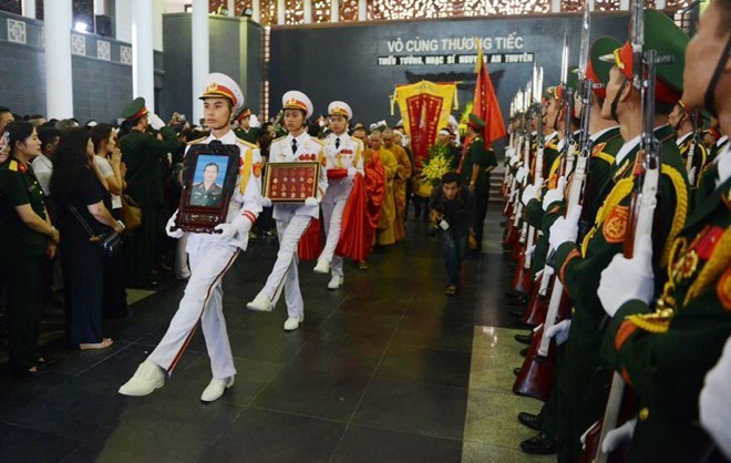 Bong Mai ngat trong tang le nhac si An Thuyen-Hinh-15